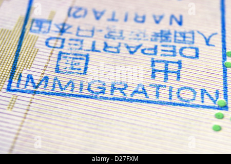 Le contrôle de l'immigration au Japon ; fragment de timbres de passeport l'accent sur l'Immigration word Banque D'Images