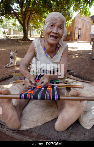 Cambodge - Femme tissant en utilisant back strap loom Banque D'Images