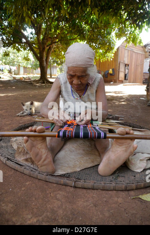 Cambodge - Femme tissant en utilisant back strap loom Banque D'Images