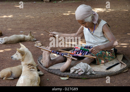 Cambodge - Femme tissant en utilisant back strap loom Banque D'Images