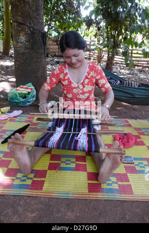 Cambodge - Femme tissant en utilisant back strap loom Banque D'Images