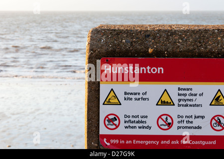 Un signe sur la digue à Hunstanton à Norfolk avertit des dangers Banque D'Images