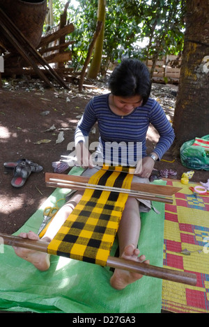 Cambodge - Femme tissant en utilisant back strap loom Banque D'Images