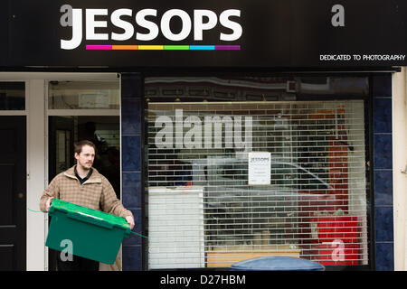 Aberystwyth, Pays de Galles, Royaume-Uni. 16 janvier 2013 Le personnel d'une succursale de la défunte Jessops magasin photographique à Aberystwyth Wales UK transporter des caisses de stock Rupture de la boutique. Les marchandises sont prises pour un entrepôt central à Milton Keynes, d'où les fournisseurs d'origine peut être en mesure de réclamer la possession. photo ©keith morri Banque D'Images