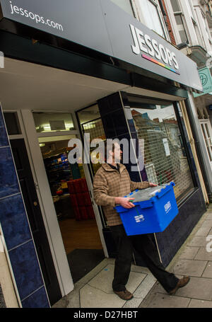 Aberystwyth, Pays de Galles, Royaume-Uni. 16 janvier 2013 Le personnel d'une succursale de la défunte Jessops magasin photographique à Aberystwyth Wales UK transporter des caisses de stock Rupture de la boutique. Les marchandises sont prises pour un entrepôt central à Milton Keynes, d'où les fournisseurs d'origine peut être en mesure de réclamer la possession. photo ©keith morri Banque D'Images