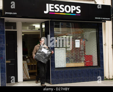 Aberystwyth, Pays de Galles, Royaume-Uni. 16 janvier 2013 Le personnel d'une succursale de la défunte Jessops magasin photographique à Aberystwyth Wales UK transporter des caisses de stock Rupture de la boutique. Les marchandises sont prises pour un entrepôt central à Milton Keynes, d'où les fournisseurs d'origine peut être en mesure de réclamer la possession. photo ©keith morri Banque D'Images