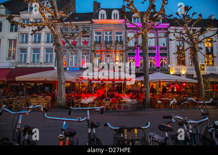 Bars et restaurants de la place Vrijthof, terrasses chauffées en hiver. Maastricht, Pays-Bas, Europa Banque D'Images