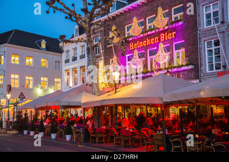 Bars et restaurants de la place Vrijthof, terrasses chauffées en hiver. Maastricht, Pays-Bas, Europa Banque D'Images