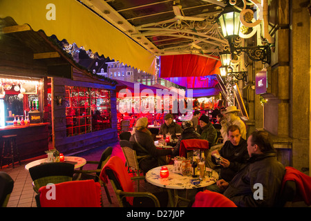 Bars et restaurants de la place Vrijthof, terrasses chauffées en hiver. Maastricht, Pays-Bas, Europa Banque D'Images