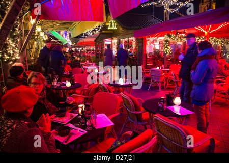 Bars et restaurants de la place Vrijthof, terrasses chauffées en hiver. Maastricht, Pays-Bas, Europa Banque D'Images