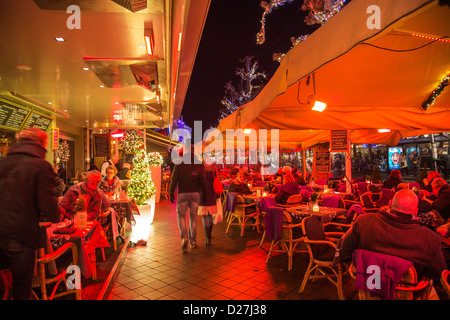 Bars et restaurants de la place Vrijthof, terrasses chauffées en hiver. Maastricht, Pays-Bas, Europa Banque D'Images