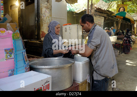 L'Égypte, scènes de rue dans ce qu'on appelle 'le Caire Islamique', le vieux quartier de la ville près de Bab zuela. Banque D'Images