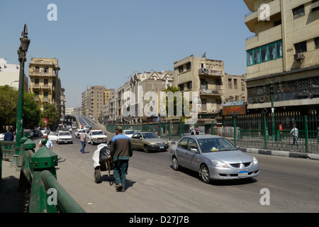 L'Égypte, scènes de rue dans ce qu'on appelle 'le Caire Islamique', le vieux quartier de la ville près de Bab zuela. Rue avec flyover. Banque D'Images