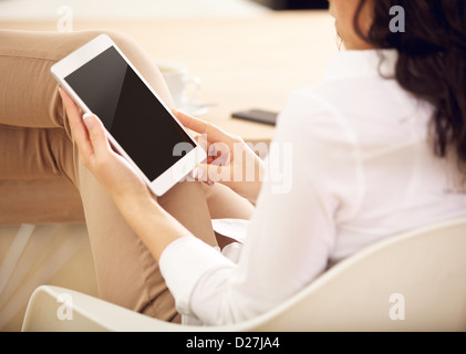 Young businesswoman holding digital tablet android avec un écran vide Banque D'Images