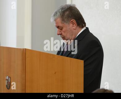 Mainz, Allemagne. 16 janvier 2013. Premier ministre sortant de Rhénanie-palatinat Kurt Beck (C) quitte l'lecturn après son discours à l'état le parlement à Mainz, Allemagne, 16 janvier 2013. L'ancien ministre de la santé de la Rhénanie-Palatinat Dreyer assume la fonction de Premier ministre Beck, qui a démissionné pour raisons de santé. Photo : ARNE DEDERT Banque D'Images