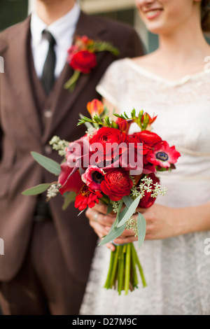 USA, Utah, Provo, Mid section of wedding couple avec bouquet à se concentrer Banque D'Images
