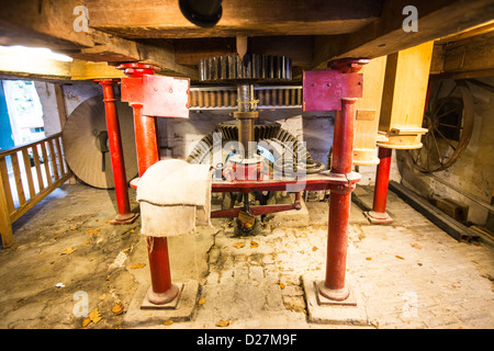 Moulin à eau historique, Bisschopsmolen dans la vieille ville, encore en usage. Maastricht, Pays-Bas. Banque D'Images