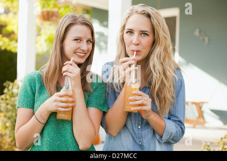 USA, Utah, Provo, Portrait de deux amis boisson grâce à la paille Banque D'Images