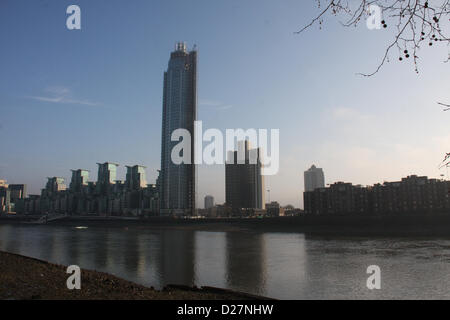 Quai St Georges, Vauxhall, Londres UK 16 janvier 2013. Étude comparative du ciel ligne autour de St.Georges Wharf, Vauxhall. Credit : Bruce Bennett / Alamy Live News Banque D'Images