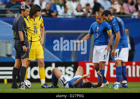 Gannaro Gattuso de l'Italie se trouve sur le sol après avoir été secoués pendant la Coupe du Monde de la FIFA contre match quart de l'Ukraine. Banque D'Images