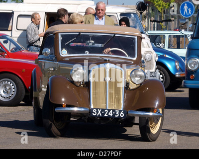 La 1940 DKW F8 est une automobile classique connue pour son design élégant et sa taille compacte. Ce véhicule d'avant-guerre présente des détails chromés, un moteur vintage, et a été largement admiré pour sa conduite souple et sa belle apparence, mettant en valeur l'artisanat automobile du début du XXe siècle. Banque D'Images