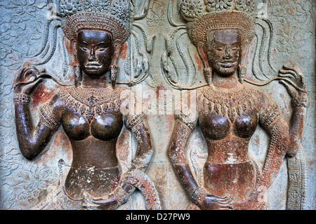 Apsaras / Apsarasa (sculptures de divinités féminines dans le Bouddhisme) sur les murs des temples, Angkor Wat, au Cambodge Banque D'Images