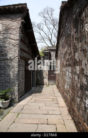 C'est une photo d'une rue d'un vieux village antique de la Chine, près de Shanghai. On peut voir une maison typique avec l'architecture de nice Banque D'Images