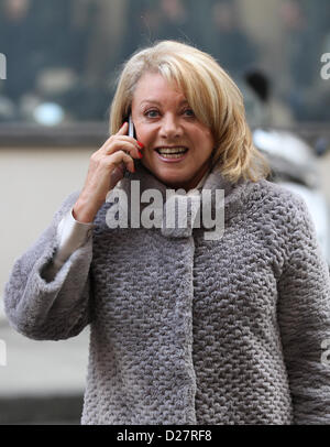 Londres, Royaume-Uni. 16 janvier 2013. L'actrice Elaine Paige vu en arrivant à la BBC Radio 2 studio. Banque D'Images