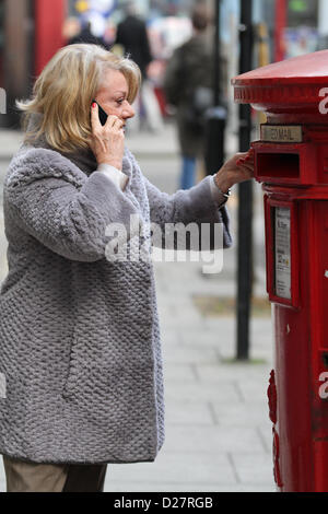 Londres, Royaume-Uni. 16 janvier 2013. L'actrice Elaine Paige vu en arrivant à la BBC Radio 2 studio. Banque D'Images