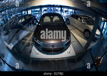 Produit des Phaetons nouvellement VW attendre la livraison dans une tour de verre de 40 m de haut à l'usine de Dresde, Allemagne, 16 janvier 2013. Constructeur automobile Volkswagen est la planification d'un nouveau modèle de Phaeton. L'usine a confirmé un rapport à cet effet par Chemnitz journal 'Freie Presse'. VW a toutefois refusé de confirmer le démarrage de la construction en 2015. Photo : ARNO BURGI Banque D'Images