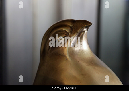 C'est une photo d'un gros plan d'une tête d'une statue d'un oiseau en cooper la texture. C'est une sculpture d'un oiseau à dormir. L'accent sur lui Banque D'Images