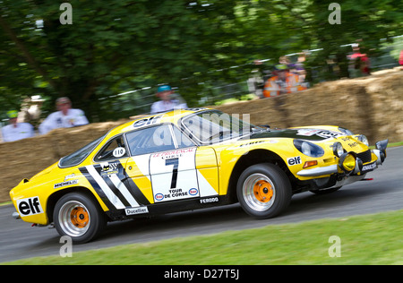 1971 Alpine-Renault A110 avec chauffeur Charles Reynolds en 2011 Goodwood Festival of Speed, Sussex, England, UK. Banque D'Images