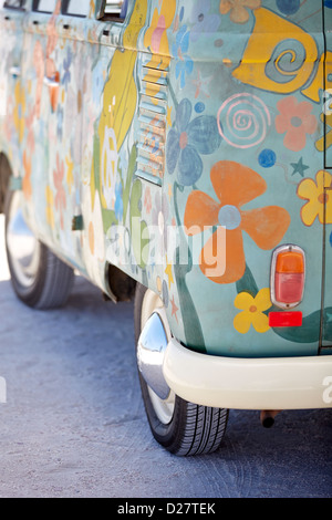 Low angle view of retour fin de flower power VW camper van personnalisé Banque D'Images