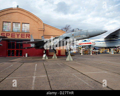 Le McDonnell Douglas F-15A Eagle, exposé au Technik Museum Speyer, est un avion de chasse américain de premier plan utilisé par l'United States Air Force. Cet avion particulier, numéro de série 74-0109, représente les premières versions du F-15 conçu pour la supériorité aérienne. Banque D'Images