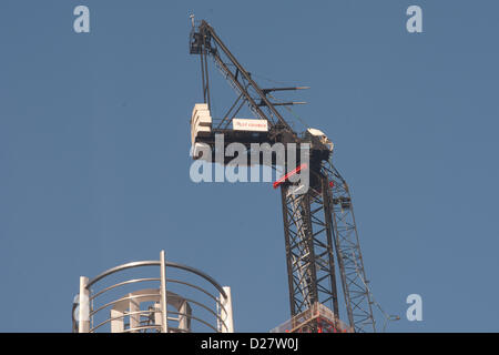 Londres, Royaume-Uni. 16 janvier 2013. Grue endommagé sur St George's Wharf Tower qu'un hélicoptère Agusta 109 s'est écrasé dans Wandsworth Road à Vauxhall, Londres, 16 janvier 2013. Credit : martyn wheatley / Alamy Live News Banque D'Images