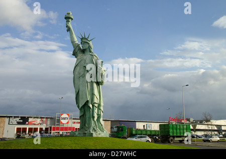 France, Alsace, Colmar. Statue de la liberté, réplique modèle réduit de la célèbre statue de nous. Banque D'Images