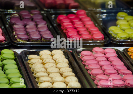 France, Alsace, Colmar. Macarons colorés traditionnels français dans la fenêtre de la boulangerie. Banque D'Images