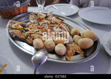 Plateau de poisson grillé avec des pommes de terre Banque D'Images