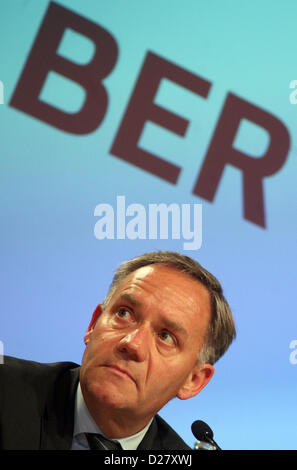 Fichier - une archive photo datée du 08 mai 2012 montre directeur général de la société de l'aéroport Flughafen Berlin Brandenburg GmbH, RAiner Schwarz, de donner une conférence de presse sur le nouveau Berlin Brandenburg Airport de Berlin, Allemagne. Le conseil de surveillance a décidé le 16 janvier 2013 que Schwarz aurait d'aller à cause de la persistance des problèmes de la construction de l'aéroport de Berlin Brandebourg. Photo : Stephanie Pilick Banque D'Images