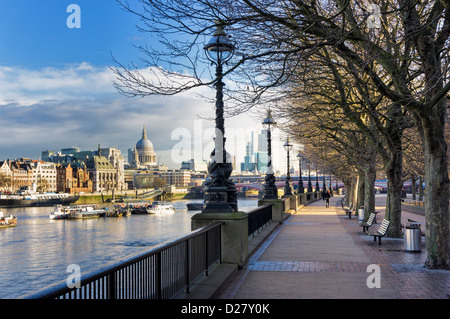 South Bank, Londres, Angleterre, Royaume-Uni - marcher le long de la Tamise Tamise vers St Paul's sur la Queens Promenade Banque D'Images