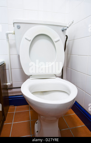 En plastique résistant aux rayures blanches et couvrir de sièges de  toilettes Photo Stock - Alamy