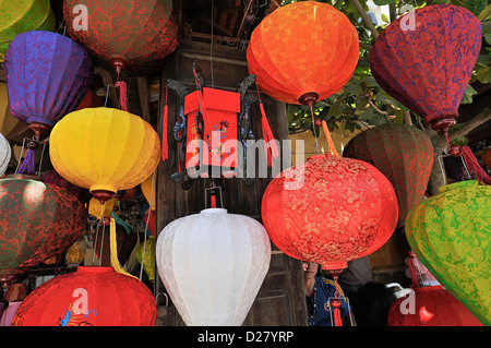 Lanternes suspendues dans boutique, Hoi An, Vietnam Banque D'Images