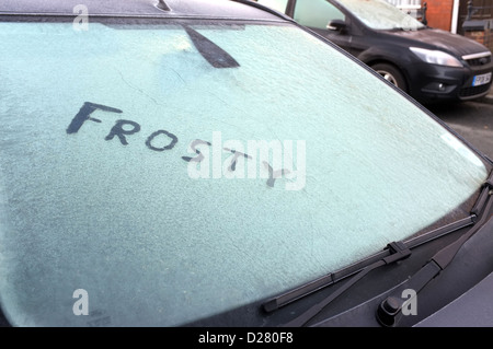 Un pare-brise gelé avec le mot écrit dans la glace givré Banque D'Images