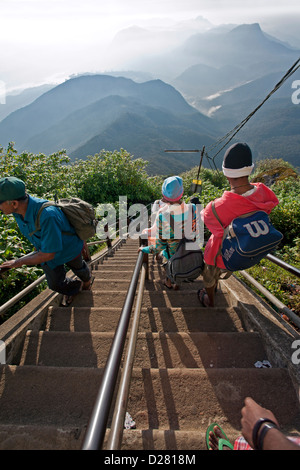 Pèlerins montant et descendant les escaliers. Adam's Peak. Sri Lanka Banque D'Images