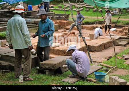 Les archéologues à une fouille à Preah KhanTemple, Angkor Wat, au Cambodge Banque D'Images