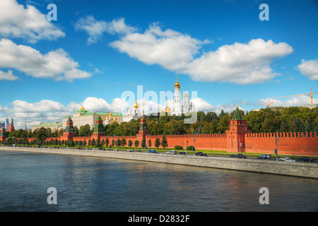 Vue panoramique du centre-ville de Moscou avec le Kremlin sur une journée ensoleillée Banque D'Images