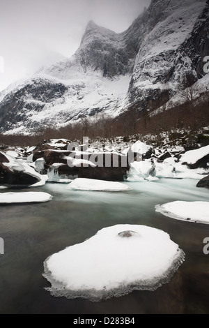 La rivière Rauma et le pic dans Semletind la vallée de Romsdalen, Rauma kommune, Møre og Romsdal (Norvège). Banque D'Images