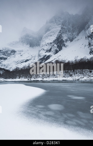 L'hiver dans la vallée de Romsdalen, la Norvège. River Rauma au premier plan, et le Troll mur et Trolltindane dans l'arrière-plan. Banque D'Images