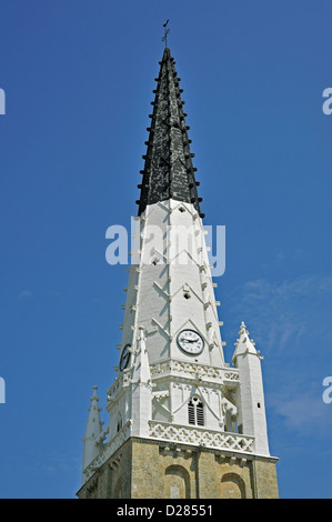 Le noir et blanc clocher d'église Saint Etienne, phare pour les navires à Ars-en-Ré sur l'île Ile de Ré, Charente-Maritime, France Banque D'Images