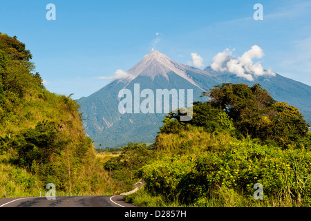 Guatemala, Antigua. Volcan Fuego en dehors d'Antigua, Guatemala. Banque D'Images